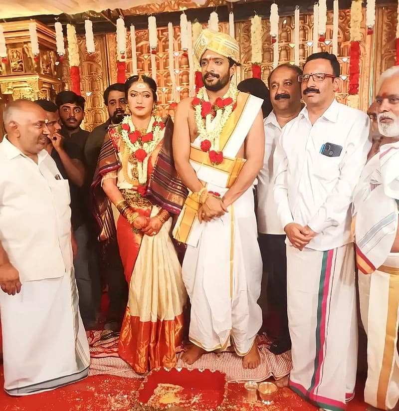 ಇಂದು ಮದುವೆ ಕಾರ್ಯಕ್ರಮದಲ್ಲಿ ಕುಟುಂಬಸ್ಥರು, ಆಪ್ತ ಸ್ನೇಹಿತರು ಭಾಗಿಯಾಗಿದ್ದರು.