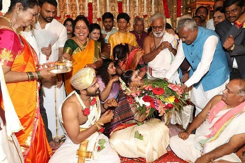 ಪೇಟವನ್ನು ಧರಿಸಿ ಮದುಮಗನ ಲುಕ್​ನಲ್ಲಿ ಸಾಂಪ್ರದಾಯಿಕವಾಗಿ ಮದುಮಗ ಮಿಂಚಿದರೆ ಹರಿಪ್ರಿಯಾ ಕ್ರೀಂ ಕಲರ್ ಸೀರೆ ಉಟ್ಟು ಮದುಮಗಳಾಗಿ ಮಿಂಚಿದರು.
