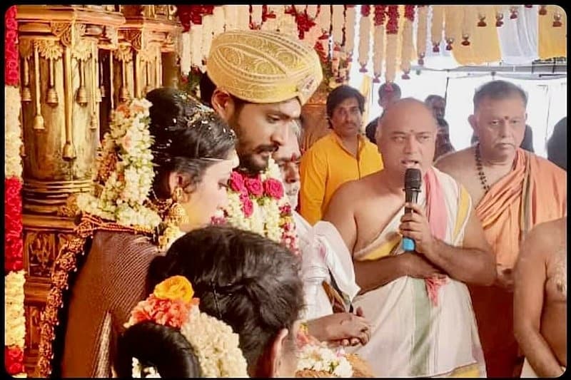ಪುರೋಹಿತರು ಶಾಸ್ತ್ರ ಪ್ರಕಾರ ವಿವಾಹ ಕಾರ್ಯಕ್ರಮ ನೆರವೇರಿಸಿದರು.