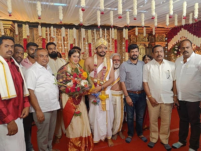 ಮದುವೆ ಕಾರ್ಯಕ್ರಮದಲ್ಲಿ ಭಾಗವಹಿಸಿದ ಮೈಸೂರು ಸಂಸದ ಪ್ರತಾಪ್ ಸಿಂಹ ಹಾಗೂ ಇತರರು
