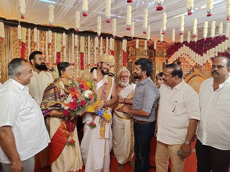 ವಿವಾಹ ಜೋಡಿಗಳಿಗೆ ಗಣ್ಯರ ಶುಭಾಶಯ