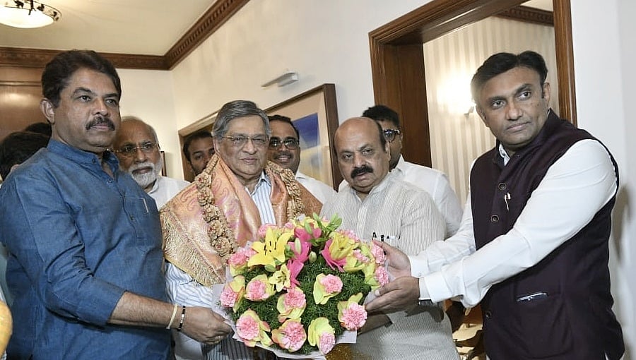 ಮಾಜಿ ಸಿಎಂ ಎಸ್.ಎಂ.ಕೃಷ್ಣ ನಿವಾಸಕ್ಕೆ ಭೇಟಿ ನೀಡಿ, ಅಭಿನಂದನೆ ಸಲ್ಲಿಸಿದ ಸಿಎಂ ಬೊಮ್ಮಾಯಿ
