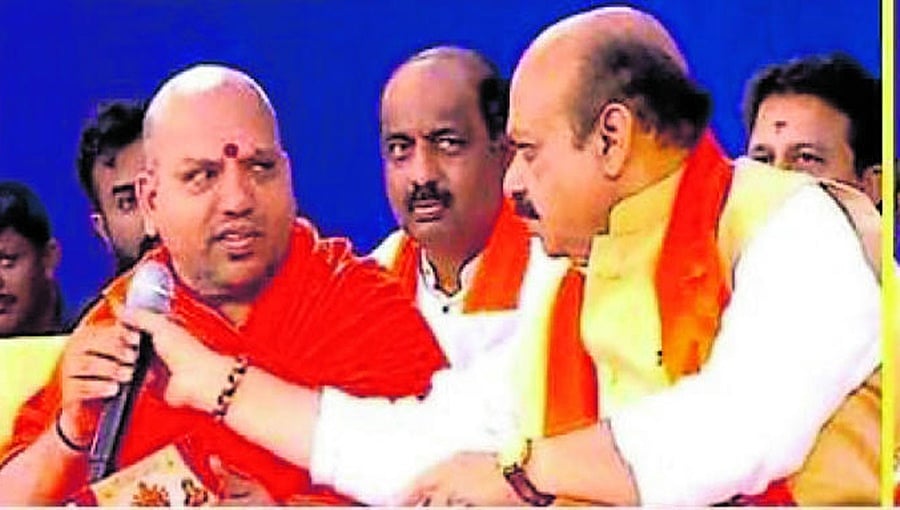 ನಾನೇನು ಆಶ್ವಾಸನೆ ಕೊಡುವ ಸಿಎಂ ಅಲ್ಲ, ಕೊಡಿ ಇಲ್ಲಿ:  ಸಿಡಿಮಿಡಿಗೊಂಡು ಸ್ವಾಮೀಜಿ ಕೈಯಿಂದ ಮೈಕ್ ಕಸಿದ ಬಸವರಾಜ ಬೊಮ್ಮಾಯಿ!