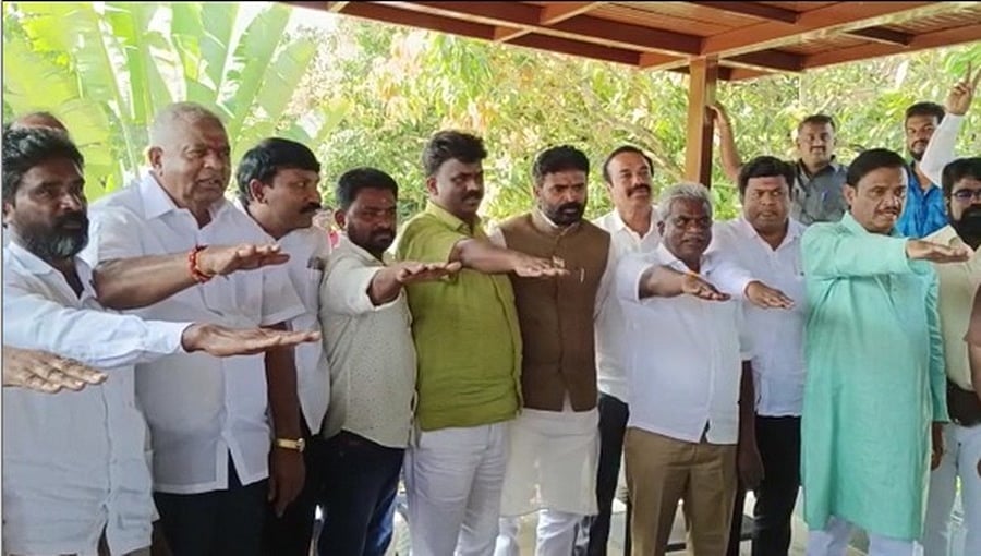 ಟಿಕೆಟ್ ಕೈ ತಪ್ಪಿದ್ರು ಬಂಡಾಯ ಏಳೋಲ್ಲ: ಬಿಜೆಪಿ ಆಕಾಂಕ್ಷಿಗಳಿಂದ ಕೋಲಾರಮ್ಮನ ಮೇಲೆ ಆಣೆ ಮಾಡಿಸಿದ ಮುನಿರತ್ನ! ವಿಡಿಯೋ ವೈರಲ್