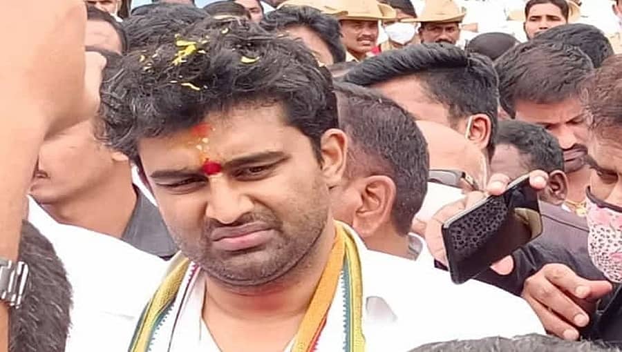 ಜನಸಾಮಾನ್ಯ, ಕಾರ್ಯಕರ್ತರನ್ನು ನಿಲ್ಲಿಸ್ತೀವಿ ಅನ್ನೋ ಹೇಳಿಕೆ ಬಿಟ್ಟುಬಿಡಿ; ಹಾಸನ ಟಿಕೆಟ್ ಬಗ್ಗೆ ಮಾತನಾಡಲು ರೇವಣ್ಣ ಬಿಟ್ಟರೆ ಯಾರಿಗೂ ಅವಕಾಶವಿಲ್ಲ: ಎಚ್ ಡಿಕೆಗೆ ಸೂರಜ್ ಟಾಂಗ್