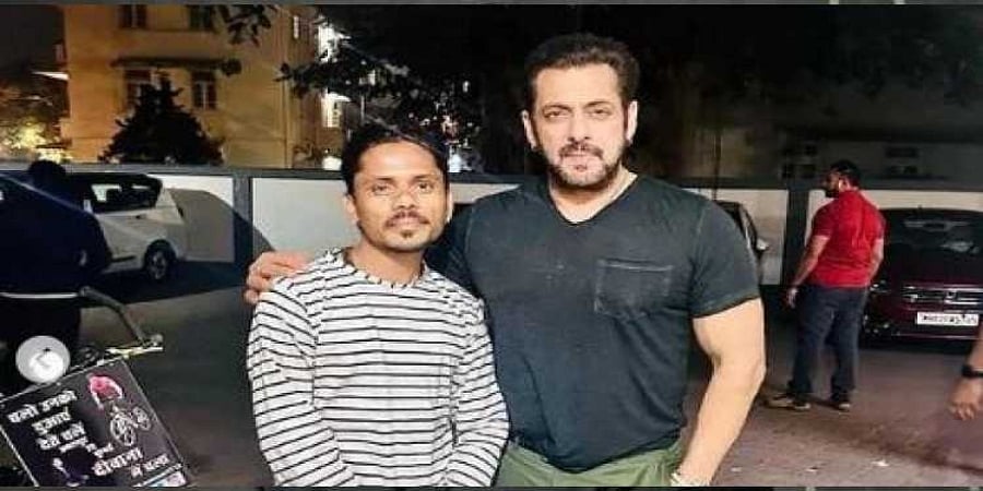 ಬಾಲಿವುಡ್ ನಟ ಸಲ್ಮಾನ್ ಖಾನ್ ಹುಟ್ಟುಹಬ್ಬಕ್ಕೆ ಶುಭಾಶಯ ಕೋರಲು 1100 ಕಿ.ಮೀ ದೂರ ಪ್ರಯಾಣಿಸಿದ ಅಭಿಮಾನಿ!