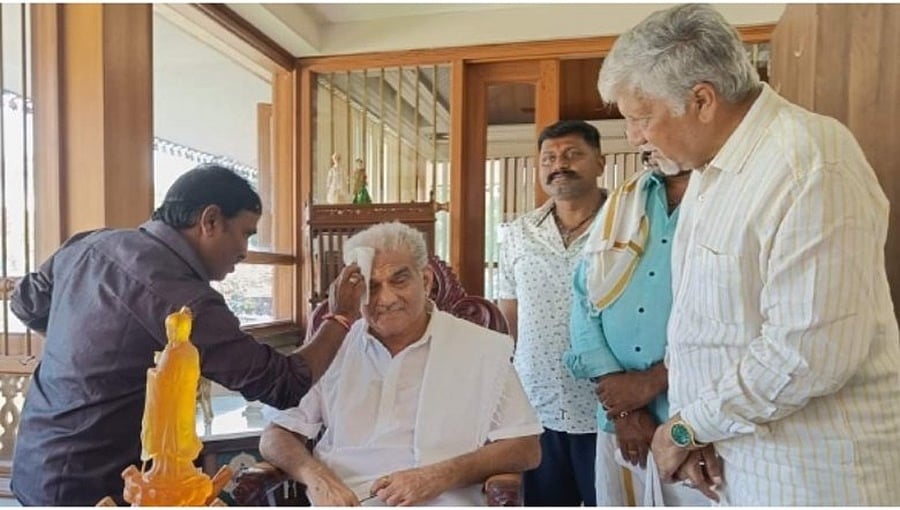 ವೀರ ಕಂಬಳ ಸಿನೆಮಾದಲ್ಲಿ ಧರ್ಮಸ್ಥಳ ಧರ್ಮಾಧಿಕಾರಿ ಡಾ. ಡಿ.ವೀರೇಂದ್ರ ಹೆಗ್ಗಡೆ ನಟನೆ: ಫೋಟೋ ವೈರಲ್
