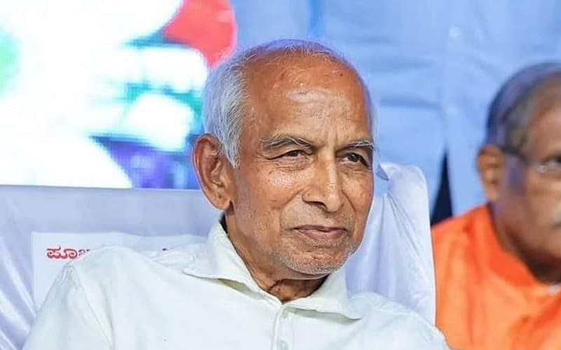 ಸಿದ್ದೇಶ್ವರರ ಮೂಲ ಹೆಸರು ಸಿದ್ದಗೊಂಡಪ್ಪ: ಸಿದ್ದೇಶ್ವರ ಸ್ವಾಮಿಜಿಯವರು ವಿಜಯಪುರ ಜಿಲ್ಲೆಯ ತಿಕೋಟಾ ತಾಲ್ಲೂಕಿನ ಬಿಜ್ಜರಗಿ ಗ್ರಾಮದ ಸಾಮಾನ್ಯ ರೈತ ಕುಟುಂಬದಲ್ಲಿ 1941 ಅಕ್ಟೋಬರ್ 24 ರಂದು ಜನಿಸಿದ್ದರು. ಸಿದ್ದಗೊಂಡಪ್ಪ ಇವರ ಬಾಲ್ಯದ ಹೆಸರು.