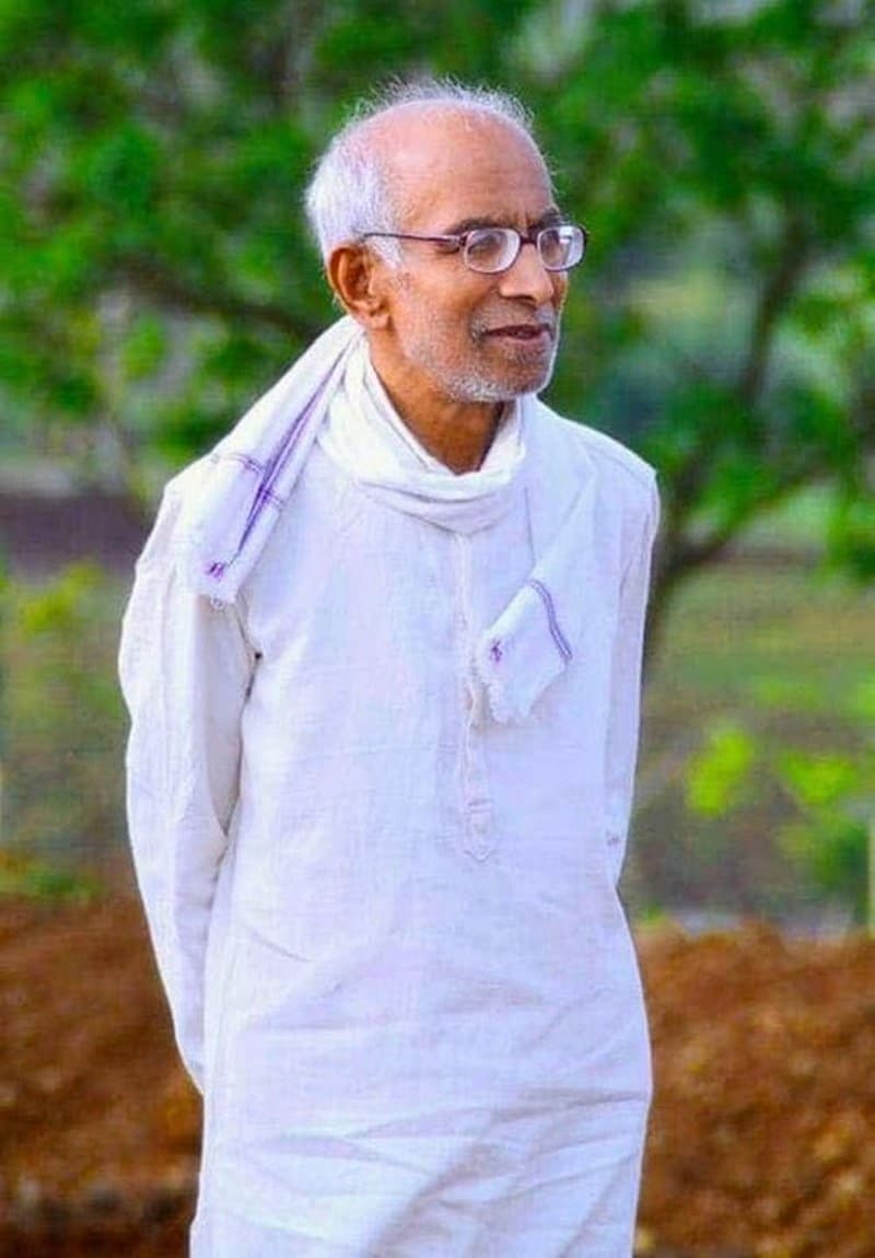 ಅವರ ಶಾಲಾ ಕಾಲೇಜುಗಳ ವಿದ್ಯಾಭ್ಯಾಸವೂ ಮುಂದುವರಿಯುವಂತೆ ನೋಡಿಕೊಂಡರು. ಕರ್ನಾಟಕ ವಿಶ್ವವಿದ್ಯಾಲಯದಲ್ಲಿ ಪದವಿ ನಂತರ ಸ್ನಾತಕೋತ್ತರ ವಿದ್ಯಾಭ್ಯಾಸಕ್ಕೆ ಕೊಲ್ಹಾಪುರ ವಿಶ್ವವಿದ್ಯಾನಿಲಯದಿಂದ ತತ್ವಶಾಸ್ತ ವಿಷಯದಲ್ಲಿ ಎಂ.ಎ ಪದವಿಯನ್ನು ಉನ್ನತ ಶ್ರೇಣಿಯಲ್ಲಿ ಪಾಸು ಮಾಡಿದ್ದಾರೆ.