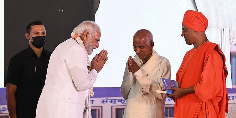 ಜ್ಞಾನಯೋಗಿ ಶ್ರೀ ಸಿದ್ಧೇಶ್ವರ ಸ್ವಾಮೀಜಿ ಅವರು ಅಪರೂಪದ ಮತ್ತು ಅನನ್ಯ ಸಂತ. 14 ನೇ ವಯಸ್ಸಿನಲ್ಲಿ ಗದಗಿನ ಶ್ರೀ ಮಲ್ಲಿಕಾರ್ಜುನ ಸ್ವಾಮೀಜಿಯವರ ಶಿಷ್ಯರಾಗಿ ಸೇರಿ ಆಧ್ಯಾತ್ಮಿಕತೆಯ ಕಡೆಗೆ ವಾಲಿದ್ದರು. ಗುರುಗಳ ಬಳಿಯೇ ಇದ್ದುಕೊಂಡು ತಮ್ಮ ವಿದ್ಯಾಭ್ಯಾಸವನ್ನೆಲ್ಲ ಮುಗಿಸಿದರು. ಮೃದು ಸ್ವಭಾವದ ಮತ್ತು ಸರಳವಾದ ನೋಟವನ