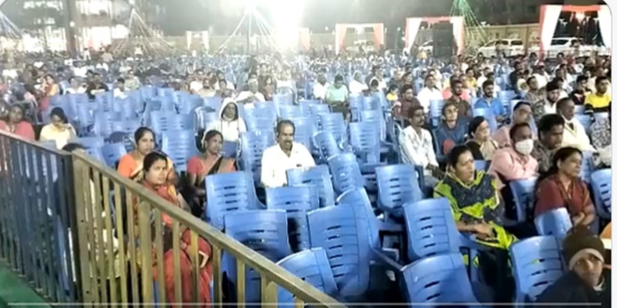 ಖಾಲಿ ಕುರ್ಚಿಗಳಿಗೆ ಭಾಷಣ ಮಾಡುವ ಮುಖ್ಯಮಂತ್ರಿ ಬೊಮ್ಮಾಯಿ: ಕಾಂಗ್ರೆಸ್ ವ್ಯಂಗ್ಯ