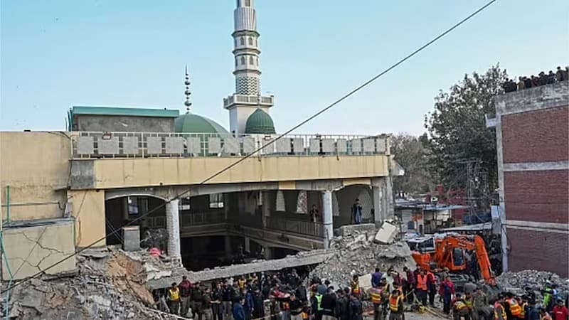 ಪೇಶಾವರ ಮಸೀದಿ ಸ್ಫೋಟದಲ್ಲಿ 46 ಜನರ ಬಲಿ ಪಡೆದ ಆತ್ಮಾಹುತಿ ದಾಳಿಯ ಭೀಕರ ಚಿತ್ರಗಳು!