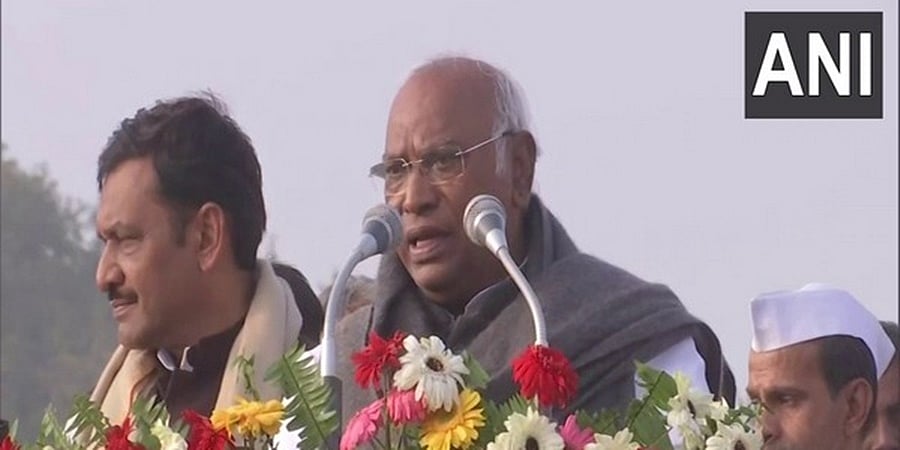 ಕಾಂಗ್ರೆಸ್ 70 ವರ್ಷಗಳ ಕಾಲ ಸಂವಿಧಾನ ರಕ್ಷಿಸಿದೆ: ಬಿಜೆಪಿ ವಿರುದ್ಧ ಖರ್ಗೆ ವಾಗ್ದಾಳಿ