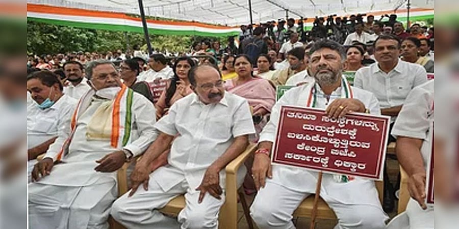 ಕೋವಿಡ್ ನಿಯಮ ಉಲ್ಲಂಘಿಸಿ ಪ್ರತಿಭಟನೆ: ಸಿದ್ದು, ಡಿಕೆಶಿ ಸೇರಿ ಕರ್ನಾಟಕದ 13 ಕಾಂಗ್ರೆಸ್ ನಾಯಕರಿಗೆ ಕೋರ್ಟ್ ಸಮನ್ಸ್