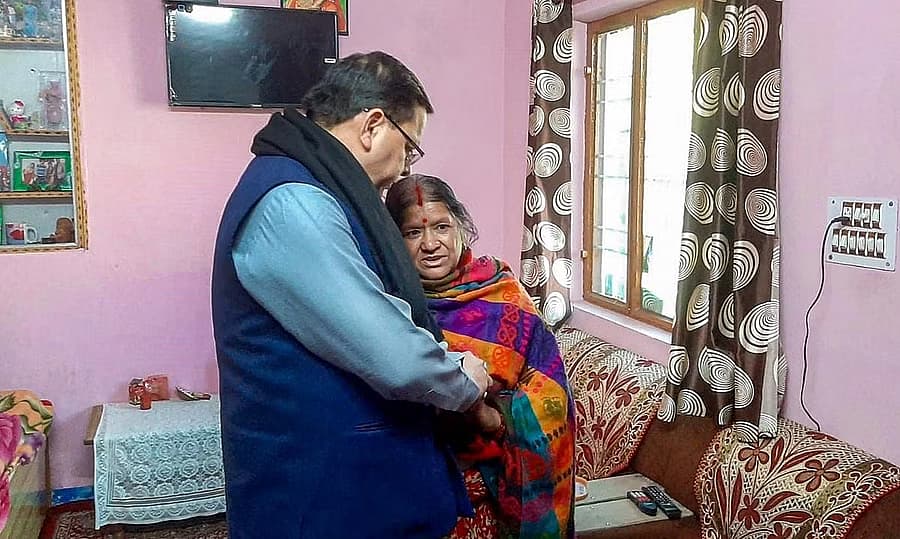 ಉತ್ತರಾಖಂಡ ಮುಖ್ಯಮಂತ್ರಿ ಪುಷ್ಕರ್ ಸಿಂಗ್ ಧಾಮಿ ಅವರು ಶನಿವಾರ ಮುಳುಗುತ್ತಿರುವ ಜೋಶಿಮಠಕ್ಕೆ ಭೇಟಿ ನೀಡಿ ಪರಿಸ್ಥಿತಿಯನ್ನು ಅವಲೋಕಿಸಿದರು. ಸಂತ್ರಸ್ತರನ್ನು ಭೇಟಿ ಮಾಡಿ ಅವರಿಗೆ ಎಲ್ಲ ರೀತಿಯ ನೆರವು ನೀಡುವುದಾಗಿ ಭರವಸೆ ನೀಡಿದರು. (ಫೋಟೋ - ಪಿಟಿಐ)