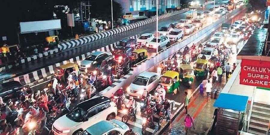 ಬೆಂಗಳೂರಿನಲ್ಲಿ ಧಾರಾಕಾರ ಮಳೆ: ಧರೆಗುರುಳಿದ ಮರಗಳು, ಹಲವು ಪ್ರದೇಶ ಜಲಾವೃತ, ಸಂಚಾರಕ್ಕೆ ಅಡ್ಡಿ