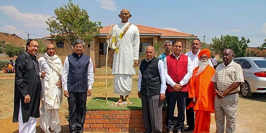 ಜೋಹಾನ್ಸ್‌ಬರ್ಗ್‌ನ ಟಾಲ್‌ಸ್ಟಾಯ್ ಫಾರ್ಮ್‌ನಲ್ಲಿ ಮಹಾತ್ಮ ಗಾಂಧಿಯವರ ಎಂಟು ಅಡಿ ಎತ್ತರ ಪ್ರತಿಮೆ ಅನಾವರಣ!