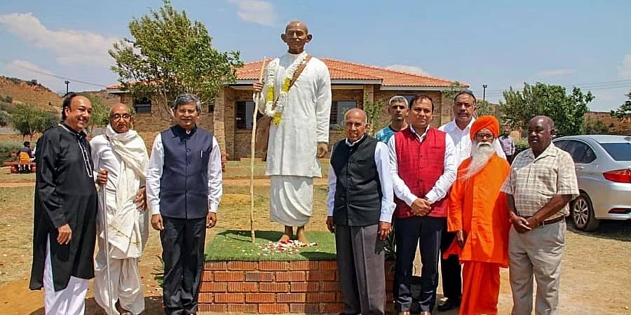 ಜೋಹಾನ್ಸ್ಬರ್ಗ್ನ ಟಾಲ್ಸ್ಟಾಯ್ ಫಾರ್ಮ್ನಲ್ಲಿ ಮಹಾತ್ಮ ಗಾಂಧಿಯವರ ಎಂಟು ಅಡಿ ಎತ್ತರ ಪ್ರತಿಮೆ ಅನಾವರಣ!