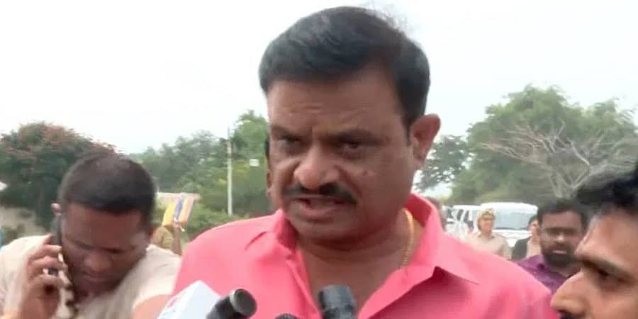 'ನನಗೆ ಕ್ಷೇತ್ರದ ಕೆಲಸ ಮಾಡಲು ಬಹಳ ಕಷ್ಟವಾಗ್ತಿದೆ, ದಯವಿಟ್ಟು ಅನುದಾನ ನೀಡಿ': ಡಿ ಕೆ ಶಿವಕುಮಾರ್ ಕಾಲಿಗೆ ಬಿದ್ದ ಶಾಸಕ ಮುನಿರತ್ನ!