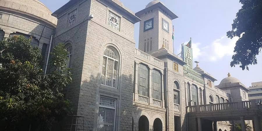 ಅನಧಿಕೃತ ಹೋರ್ಡಿಂಗ್‌ ಅಳವಡಿಕೆ ಪ್ರಕರಣ: ಪಾಲಿಕೆಯೇ ಬೆಂಗಳೂರಿಗೆ ನಂ.1 ಶತ್ರು; ಬಿಬಿಎಂಪಿಗೆ ಹೈಕೋರ್ಟ್‌ ಚಾಟಿ