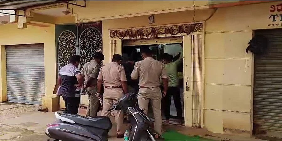 ಬೆಂಗಳೂರು: ಜ್ಯುವೆಲ್ಲರಿ ಮಾಲೀಕನ ಮೇಲೆ ಗುಂಡಿನ ದಾಳಿ, 1 ಕೆಜಿ ಚಿನ್ನಾಭರಣದೊಂದಿಗೆ ದರೋಡೆಕೋರರು ಪರಾರಿ