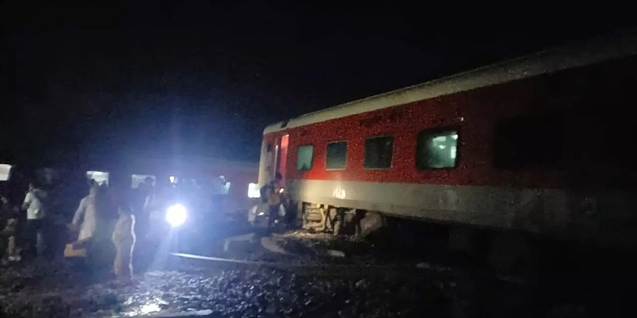 ಬಿಹಾರದಲ್ಲಿ ಹಳಿ ತಪ್ಪಿದ ನಾರ್ತ್ ಈಸ್ಟ್ ಸೂಪರ್ಫಾಸ್ಟ್ ರೈಲು