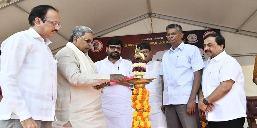 ಕಿತ್ತೂರು ಉತ್ಸವ: ಜ್ಯೋತಿ ಯಾತ್ರೆಗೆ ಸಿಎಂ ಸಿದ್ದರಾಮಯ್ಯ ಚಾಲನೆ
