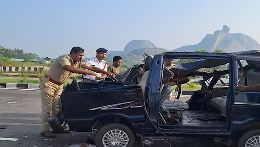 ರಾಮನಗರ: ಎಕ್ಸ್ ಪ್ರೆಸ್ ವೇಯಲ್ಲಿ ಅಪಘಾತ; ಓವರ್ ಟೇಕ್ ಮಾಡಲು ಹೋಗಿ ಲಾರಿಗೆ ಗುದ್ದಿದ ಓಮಿನಿ ಕಾರು- ಇಬ್ಬರ ದುರ್ಮರಣ