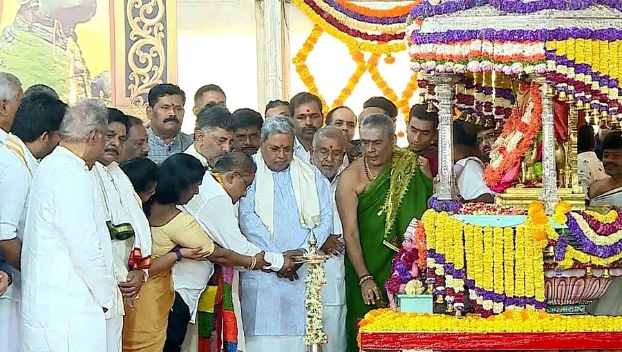 ನಾಡಹಬ್ಬ ಮೈಸೂರು ದಸರಾ ಮಹೋತ್ಸವಕ್ಕೆ ನಾದಬ್ರಹ್ಮ ಹಂಸಲೇಖ ಅವರಿಂದ ಅದ್ಧೂರಿ ಚಾಲನೆ