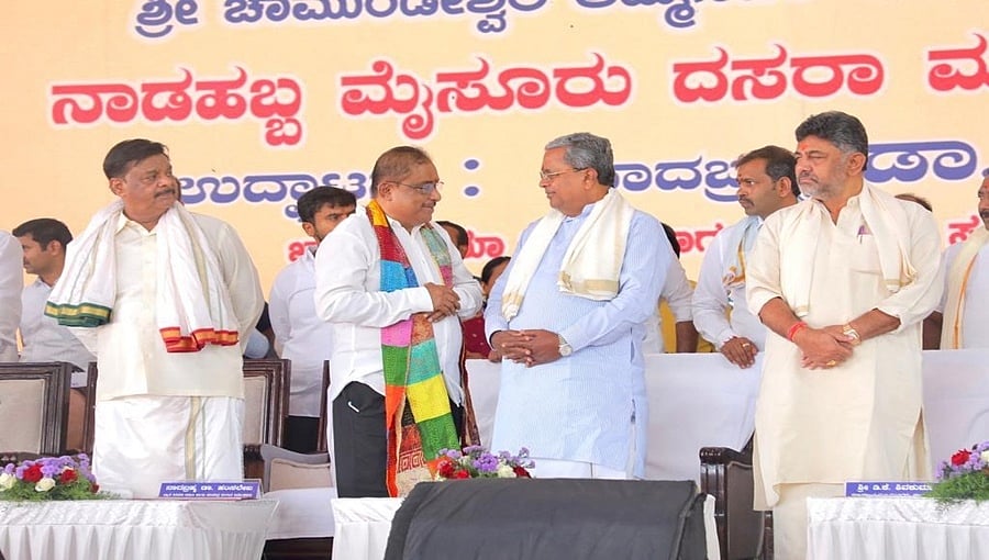 ಚಿಕ್ಕವನಿದ್ದಾಗ ಅಪ್ಪನ ಹೆಗಲ ಮೇಲೆ ಕುಳಿತು ದಸರಾ ನೋಡಿದ್ದೆ: ನಾಡಿನ ಸಂಪತ್ತು, ಅಧಿಕಾರ ಎಲ್ಲಾ ವರ್ಗದ ಜನರಿಗೂ ಹಂಚಿಕೆ ಆಗಬೇಕು; ಸಿದ್ದರಾಮಯ್ಯ