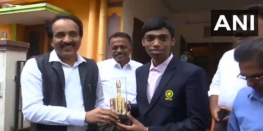 ಭಾರತೀಯ ಚೆಸ್ ಗ್ರ್ಯಾಂಡ್ ಮಾಸ್ಟರ್ ಪ್ರಗ್ನಾನಂದ ಭೇಟಿಯಾದ ಇಸ್ರೋ ಅಧ್ಯಕ್ಷ ಎಸ್ ಸೋಮನಾಥ್!