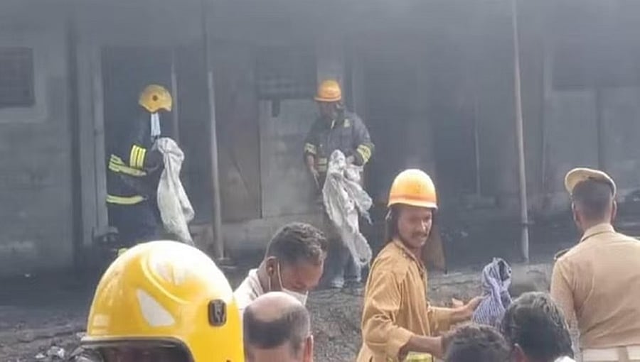 ತಮಿಳುನಾಡಿನ ಎರಡು ಪಟಾಕಿ ಕಾರ್ಖಾನೆಗಳಲ್ಲಿ ಬೆಂಕಿ ಅವಘಡ: 11 ಮಂದಿ ಸಾವು