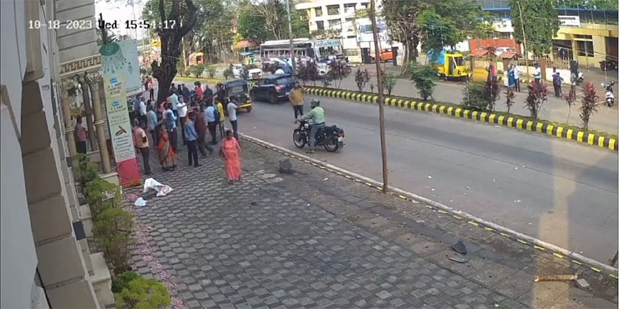 ಮಂಗಳೂರಿನಲ್ಲಿ ಭೀಕರ ಅಪಘಾತ: ಪಾದಚಾರಿಗಳ ಮೇಲೆ ಹರಿದ ಕಾರು, ಯುವತಿ ಸಾವು 4 ಮಂದಿಗೆ ಗಾಯ