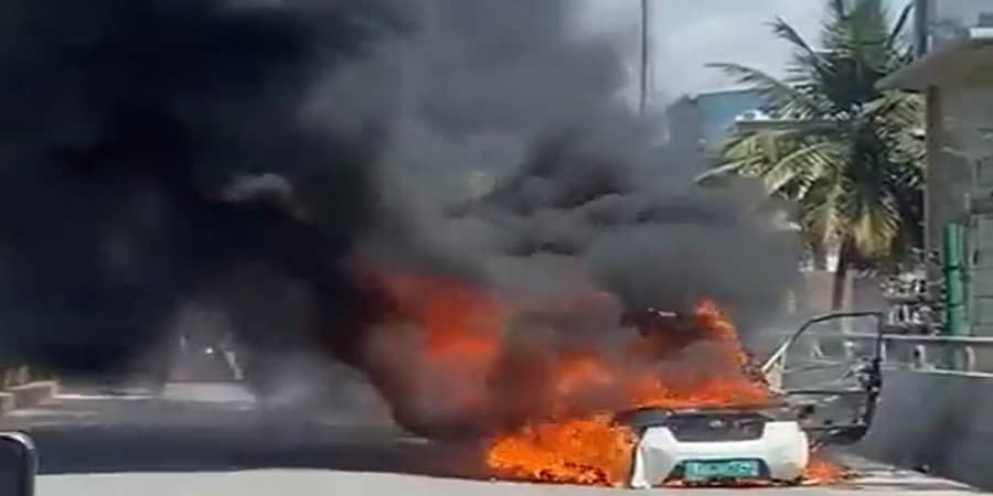 ಬೆಂಗಳೂರು: ಆಕಸ್ಮಿಕವಾಗಿ ಬೆಂಕಿ ಕಾಣಿಸಿಕೊಂಡು ಹೊತ್ತಿ ಉರಿದ ಎಲೆಕ್ಟ್ರಿಕ್ ಕಾರು, ಇಬ್ಬರು ಪ್ರಾಣಾಪಾಯದಿಂದ ಪಾರು