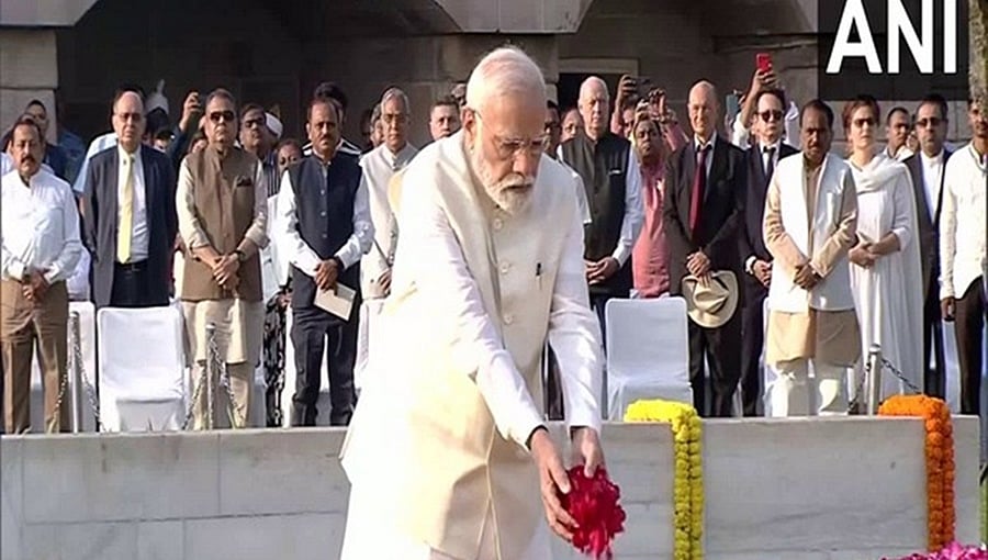 ಗಾಂಧಿ ಜಯಂತಿ: ರಾಜ್ಘಾಟ್ನಲ್ಲಿ ರಾಷ್ಟ್ರಪಿತನಿಗೆ ಪುಷ್ಪ ನಮನ ಸಲ್ಲಿಸಿದ ಪ್ರಧಾನಿ ಮೋದಿ, ದ್ರೌಪದಿ ಮುರ್ಮು