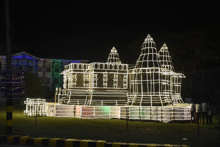 ಕೆ.ಆರ್ ವೃತ್ತ, ಕೆ.ಆರ್.ಎಸ್ ಆಸ್ಪತ್ರೆ ವೃತ್ತ, ಅಬ್ದುಲ್ ಕಲಾಂ ವೃತ್ತ ಹಾಗೂ ಇನ್ನಿತರ ವೃತ್ತಗಳಿಗೆ ವಿಶೇಷವಾಗಿ ವಿದ್ಯುತ್‌ ದೀಪಗಳ ಅಲಂಕಾರ ಮಾಡಲಾಗಿದೆ.