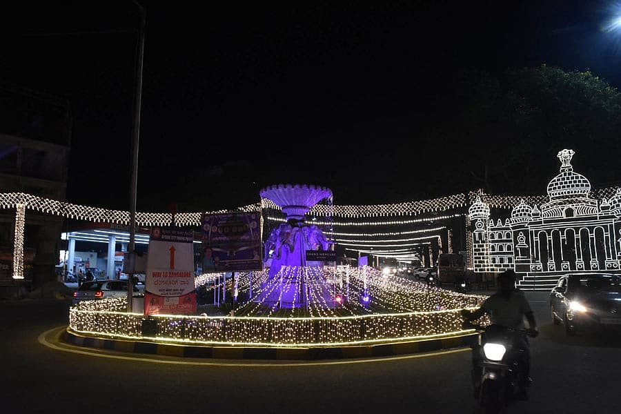 ದಸರಾ ಗೆ ಹೆಚ್ಚಿನ ಜನರನ್ನು ಅಕರ್ಷಣೆ ಮಾಡುವ ಉದ್ದೇಶದಿಂದ ಈ ಬಾರಿ ಸಂಜೆ 7 ರಿಂದ ರಾತ್ರಿ 11 ರವರೆಗೂ ವಿದ್ಯುತ್ ದೀಪಗಳು ಉರಿಯಲಿದೆ.