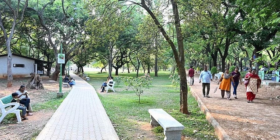 ಕಬ್ಬನ್ ಪಾರ್ಕ್ ನಲ್ಲಿ ವಾಹನ ನಿಲುಗಡೆಗೆ ಅವಕಾಶ: ಪಾದಚಾರಿ, ಕಾರ್ಯಕರ್ತರ ವಿರೋಧ