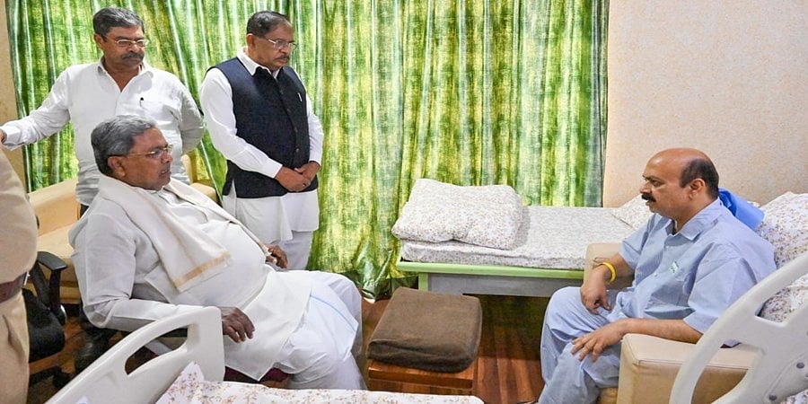 ಮಾಜಿ ಸಿಎಂ ಬೊಮ್ಮಾಯಿಗೆ ಮಂಡಿನೋವಿನ ಶಸ್ತ್ರಚಿಕಿತ್ಸೆ: ಆಸ್ಪತ್ರೆಗೆ ಭೇಟಿ ನೀಡಿ ಆರೋಗ್ಯ ವಿಚಾರಿಸಿದ ಸಿಎಂ ಸಿದ್ದರಾಮಯ್ಯ