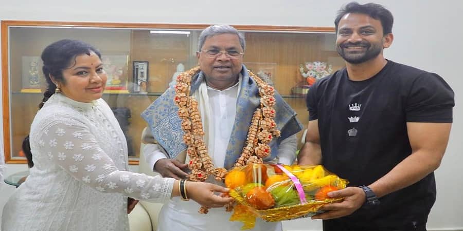 'ಟಗರು ಪಲ್ಯ ಸಿನಿಮಾ ವೀಕ್ಷಿಸುವಂತೆ ಸಿಎಂ ಸಿದ್ದರಾಮಯ್ಯಗೆ ಆಹ್ವಾನ ನೀಡಿದ ನಟ 'ಡಾಲಿ' ಧನಂಜಯ್