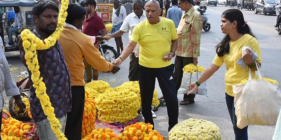 ಆಯುಧ ಪೂಜೆ, ವಿಜಯದಶಮಿ ಹಬ್ಬಕ್ಕೆ ರಾಜ್ಯದಲ್ಲಿ ಗಗನಕ್ಕೇರಿದ ಹೂವು, ಹಣ್ಣು, ತರಕಾರಿಗಳ ಬೆಲೆ!