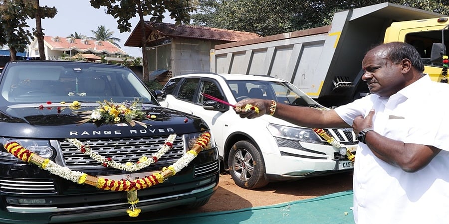 ಆಯುಧ ಪೂಜೆ ಸಂಭ್ರಮ: ದುಬಾರಿ ಬೆಲೆಯ ಕಾರುಗಳಿಗೆ ಪೂಜೆ ಸಲ್ಲಿಸಿದ ಕುಮಾರಸ್ವಾಮಿ!