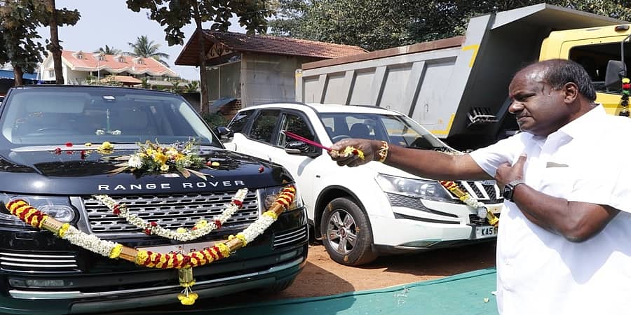 ಆಯುಧ ಪೂಜೆ ಸಂಭ್ರಮ: ದುಬಾರಿ ಬೆಲೆಯ ಕಾರುಗಳಿಗೆ ಪೂಜೆ ಸಲ್ಲಿಸಿದ ಕುಮಾರಸ್ವಾಮಿ!