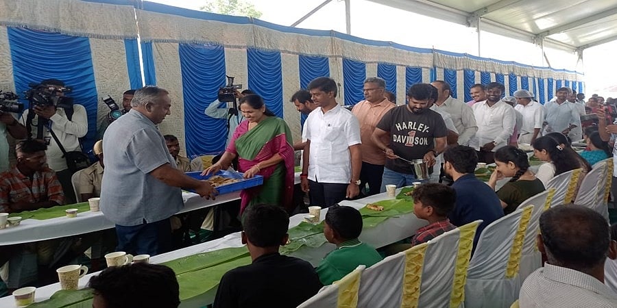 ಕೇಂದ್ರದಲ್ಲಿ ಸಚಿವೆಯಾಗಿ ಸಂತೋಷವಾಗಿದ್ದೇನೆ: ಮಾವುತರು, ಕಾವಾಡಿಗರೊಂದಿಗೆ ಹುಟ್ಟುಹಬ್ಬ ಆಚರಿಸಿಕೊಂಡ ಶೋಭಾ ಕರಂದ್ಲಾಜೆ