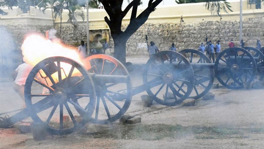 ಜಂಬೂಸವಾರಿ ತಾಲೀಮಿನ ವೇಳೆ ಅವಘಡ: ಕುಶಾಲತೋಪು ಸಿಡಿದು ಸಿಬ್ಬಂದಿಗೆ ಸುಟ್ಟ ಗಾಯ