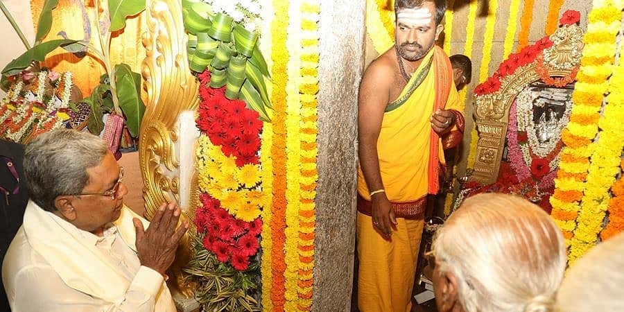 ತಾಯಿ ಚಾಮುಂಡಿ ದೇವಿ ಅನುಗ್ರಹದಿಂದ ಇನ್ನಾದರೂ ರಾಜ್ಯದಲ್ಲಿ ಮಳೆಯಾಗಲಿ: ನಂದಿಧ್ವಜ ಪೂಜೆ ಸಲ್ಲಿಸಿದ ಸಿಎಂ ಸಿದ್ದರಾಮಯ್ಯ
