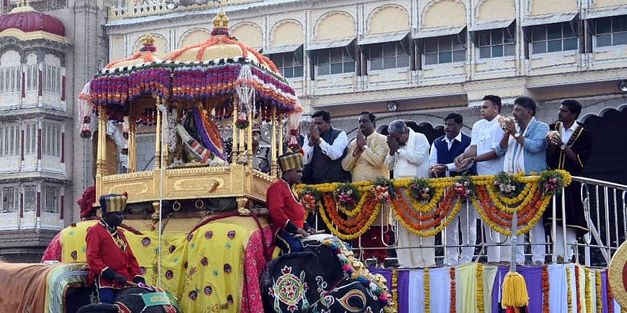 ಮೈಸೂರು ದಸರಾ: ಜಂಬೂ ಸವಾರಿ ಮೆರವಣಿಗೆಗೆ ಸಿಎಂ ಸಿದ್ದರಾಮಯ್ಯ, ಡಿಸಿಎಂ ಡಿ ಕೆ ಶಿವಕುಮಾರ್ ಚಾಲನೆ