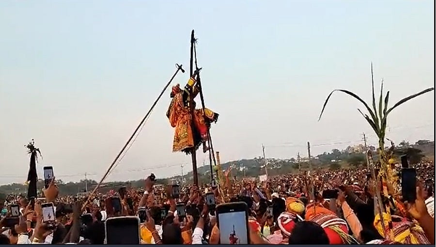 ಮುಕ್ಕೋಟಿ ಚೆಲ್ಲಿತಲೇ ಕಲ್ಯಾಣ ಕಟ್ಟಿತಲೇ ಪರಾಕ್; ಹೆಣ್ಣಿನ ಹಸ್ತಕ್ಷೇಪದಿಂದ ರಾಜ್ಯ ರಾಜಕೀಯದಲ್ಲಿ ಏರು-ಪೇರು: ಕಾರ್ಣಿಕ ನುಡಿ