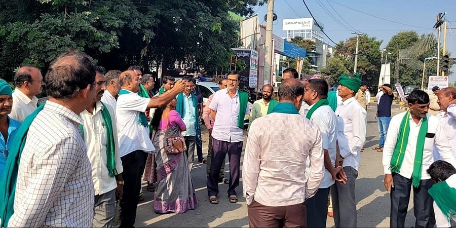 ಮೈಸೂರು: ಹೆದ್ದಾರಿ ಜಂಕ್ಷನ್ ತಡೆಗೆ ಯತ್ನಿಸಿದ ರೈತರ ಬಂಧನ!