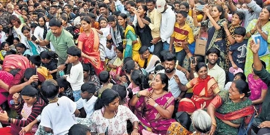 ಶಕ್ತಿ ಯೋಜನೆ ಎಫೆಕ್ಟ್: ದಸರಾಗೆ ಹರಿದುಬಂದ ಜನ ಸಾಗರ, 10 ಲಕ್ಷ ಜನರಿಂದ ಜಂಬೂ ಸವಾರಿ ವೀಕ್ಷಣೆ